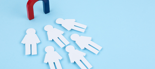 Das Bild zeigt einen roten und blauen Magneten über sechs weißen, figürlichen Schablonen auf einem hellblauen Hintergrund.