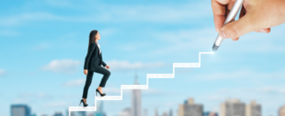 Eine Frau in einem Anzug steigt motiviert eine Treppe empor, während eine Hand die Stufen mit einem Stift zeichnet. Symbol für Fortschritt und Erfolg.