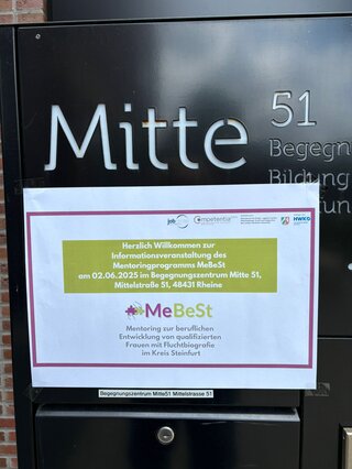 Das Bild zeigt ein Schild, das zur Veranstaltung des Mentoringprogramms MeBeSt am 02.06.2025 im Begegnungszentrum Rheine einlädt.