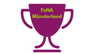 Das Bild zeigt einen Pokal mit der Aufschrift "FeNA Münsterland". Es lädt zur Bewerbung für die zweite Runde des Awards ein.