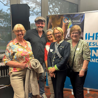 Das Bild zeigt eine Gruppe von fünf Personen, die lächeln und posieren. Im Hintergrund ist ein Banner mit der Aufschrift „IKK classic“ zu sehen.